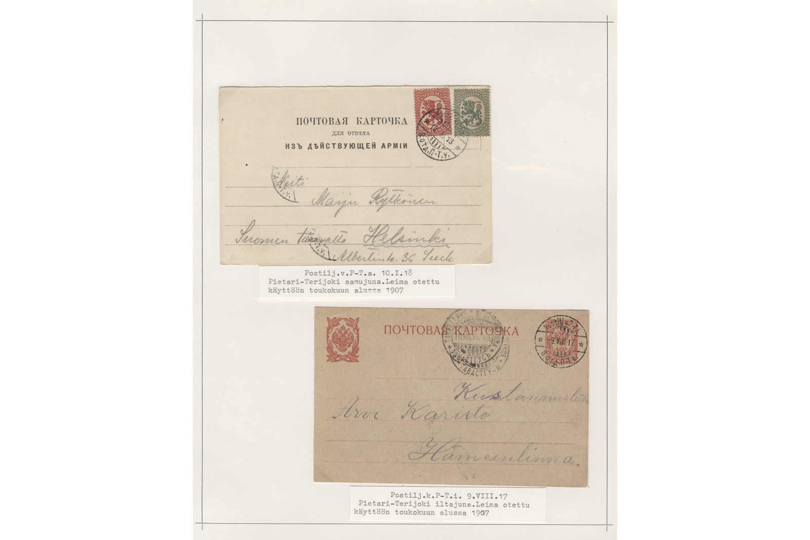 Filateelinen kokoelmasivu, jossa on kaksi rautatiepostina kuljetettua postikorttia 1900-luvun alusta konekirjoitettuine seliteteksteineen. Ylemmässä kohteessa on vaalea venäläinen postikortti kahdella postimerkillä (punainen ja vihreä), pyöreillä leimoilla sekä käsinkirjoitetulla osoitteella neiti Maiju Rytköselle Helsinkiin Albertinkadulle, ja sen alla lukee tarkka seliteteksti: ”Postilj.v.P-T.s 10.I.18 Pietari-Terijoki aamujuna.Leima otettu käyttöön toukokuun alussa 1907”. Alemmassa kohteessa on ruskehtava venäläinen postikortti punaisella postimerkkipainatuksella ja pyöreillä leimoilla osoitettuna kustantaja Arvi Karistolle Hämeenlinnaan, ja sen alta löytyy seliteteksti: ”Postilj.v.P-T.i 9.VIII.17 Pietari-Terijoki iltajuna.Leima otettu käyttöön toukokuun alussa 1907”.