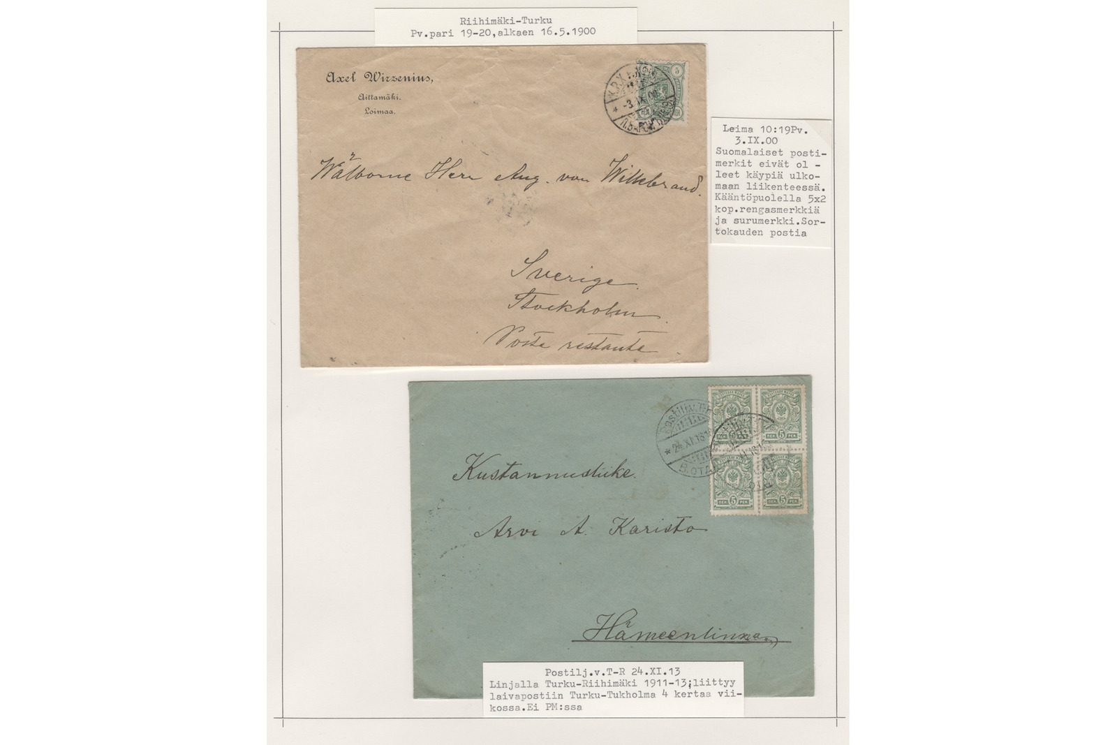 Filateelinen kokoelmasivu, jossa on kaksi rautatiepostina kuljetettua kirjekuorta 1900-luvun taitteesta konekirjoitettuine seliteteksteineen. Ylemmässä kohteessa on ruskehtava kirjekuori vihreällä postimerkillä, pyöreällä leimalla sekä käsinkirjoitetulla osoitteella Ruotsiin Tukholmaan (Sverige, Stockholm, Poste restante). Kuoren vasemmassa yläkulmassa on painettu lähettäjätieto ”Axel Wicsenius.” Oikealla puolella on seliteteksti: ”Leima 10:19Pv. 3.IX.00 Suomalaiset posti-merkit eivät ol-leet käypiä ulko-maans liikenteessä. Kääntöpuolella 5+2 kop.rengasmerkki ja surumerkki.Sor-takauden postia”. Alemmassa kohteessa on vihreä kirjekuori neljällä vaaleanvihreällä leijonapostimerkillä, pyöreillä leimoilla sekä käsinkirjoitetulla osoitteella Kustannusliike Arvi A. Karistolle Hämeenlinnaan, ja sen alta löytyy seliteteksti: ”Postilj.v.T-R 24.XI.13 Linjalla Turku-Riihimäki 1911-13;liittyy laivapostiin Turku-Tukholma 4 kertaa vii-kossa. Ei R:ssa”.Sivun yläreunassa on otsikkolappu, jossa lukee seuraava kokonainen teksti:Riihimäki-TurkuPv.pari 19-20,alkaen 16.5.1900.