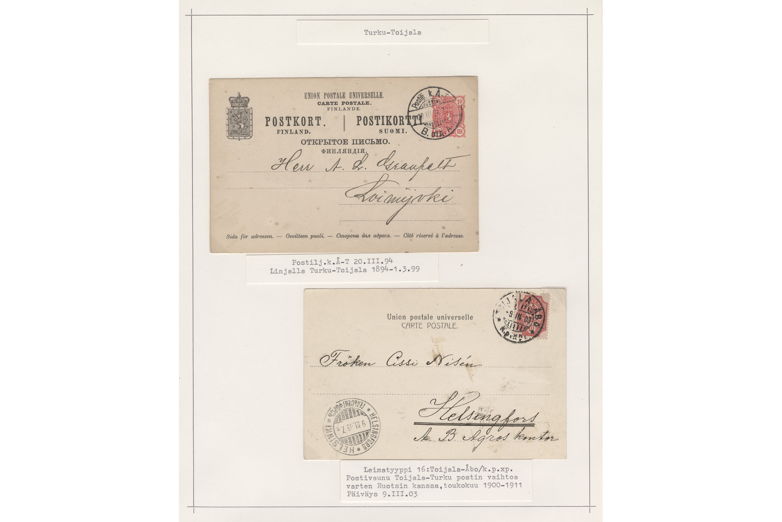 Filateelinen kokoelmasivu, jossa on kaksi rautatiepostina kuljetettua postikorttia 1800-luvun lopulta ja 1900-luvun alusta konekirjoitettuine seliteteksteineen. Ylemmässä kohteessa on ruskehtava suomalainen postikortti kolmikielisin painatuksin, punaisella postimerkkipainatuksella, pyöreillä leimoilla sekä käsinkirjoitetulla osoitteella herra A. O. Granfeltille Loimijoelle, ja sen alla lukee tarkka seliteteksti: ”Postilj.k.Å-T 20.III.94 Linjalla Turku-Toijala 1894-1.5.99”. Alemmassa kohteessa on vaalea postikortti punaisella postimerkillä, kahdella pyöreällä leimalla sekä käsinkirjoitetulla osoitteella neiti Cissi Niténille Helsinkiin, ja sen alta löytyy seliteteksti: ”Leimatyyppi 16: Toijala-Åbo/k.p.xp. Postivaunu Toijala-Turku postin vaihtoa varten Ruotsin kanssa, toukokuu 1900-1911 Päiväys 9.III.03”.Sivun yläreunassa on otsikkolappu, jossa lukee seuraava kokonainen teksti:Turku-Toijala.