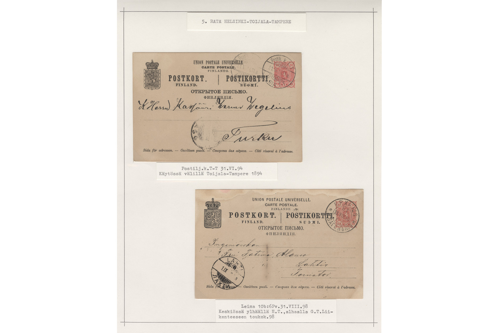 Filateelinen kokoelmasivu, jossa on kaksi rautatiepostina kuljetettua postikorttia 1800-luvun lopulta konekirjoitettuine seliteteksteineen. Ylemmässä kohteessa on ruskehtava suomalainen postikortti kolmikielisin painatuksin, punaisella postimerkkipainatuksella, pyöreällä leimalla sekä käsinkirjoitetulla osoitteella herra pastori Verner Wegeliukselle Turkuun, ja sen alla lukee tarkka seliteteksti: ”Postilj.k.T-T 31.VI.94 Käytössä välillä Toijala-Tampere 1894”. Alemmassa kohteessa on samanlainen vaalea postikortti käsinkirjoitetulla osoitteella insinööri Jalmar Alangolle Toijalaan, ja sen alla oleva seliteteksti kuuluu: ”Leima 10b:6Pv.31.VIII.98 Keskiössä ylhäällä H.T., alhaalla G.T. Liikenteeseen toukok.98”.Sivun yläreunassa on otsikkolappu, jossa lukee seuraava kokonainen teksti:RATA HELSINKI-TOIJALA-TAMPERE.