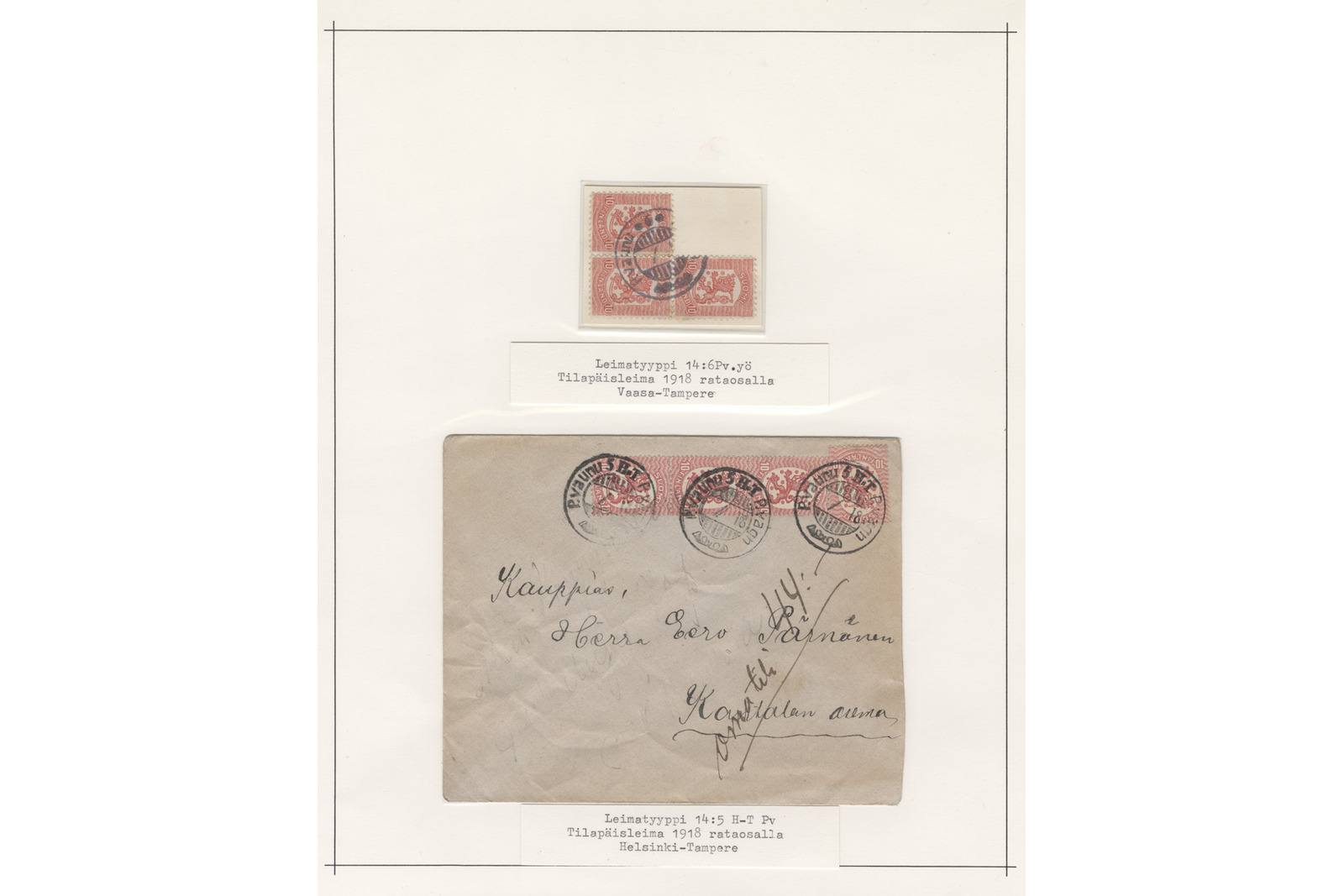 Filateelinen kokoelmasivu, jossa on yksi erillinen neljän postimerkin ryhmä ja yksi rautatiepostina kuljetettu kirjekuori vuodelta 1918 konekirjoitettuine seliteteksteineen. Ylemmässä kohteessa on neljän punaisen postimerkin ryhmä, josta on leikattu kulma pois ja johon on lyöty pyöreä leima, ja sen alla lukee seliteteksti: ”Leimatyyppi 14:5Pv.yö Tilapäisleima 1918 rataosalla Vaasa-Tampere”. Alaosassa on harmahtava kirjekuori punaisella merkkilistalla, kolmella pyöreällä tilapäisleimalla sekä käsinkirjoitetulla osoitteella kauppias Eero Partaselle Kantalan asemalle, ja sen alla lukee tarkka seliteteksti: ”Leimatyyppi 14:5 H-T Pv Tilapäisleima 1918 rataosalla Helsinki-Tampere”.