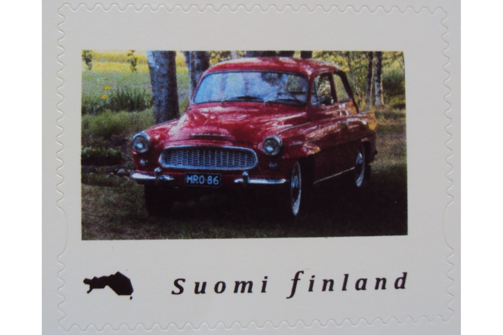 Postimerkin kuvassa punainen vuoden 1962 Skoda-auto museokilvissä.