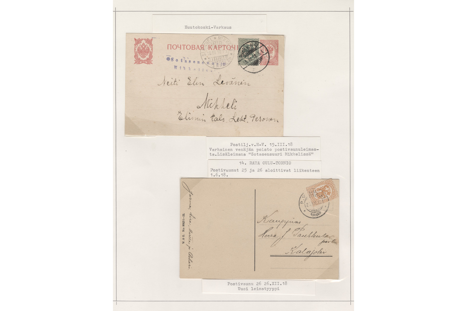 Filateelinen kokoelmasivu, jossa on kaksi rautatiepostina kuljetettua postikorttia vuodelta 1918 konekirjoitettuine seliteteksteineen.Ylemmässä kohteessa on ruskehtava venäläinen postikortti punaisella vaakunapainatuksella, useilla pyöreillä leimoilla sekä käsinkirjoitetulla osoitteella neiti Elin Leväselle Mikkeliin. Sen alla lukee tarkka seliteteksti: ”Postilj.v.H-V 15.III.18 Varhainen venäjän poisto postivaunuleimasta,lisäleimana ”Sotasensuuri Mikkelissä””. Kohteen yläpuolella olevassa otsikkolapussa lukee: ”Suolahti-Varkaus”.Alemmassa kohteessa on vaalea postikortti oranssinruskealla postimerkillä, pyöreällä leimalla sekä käsinkirjoitetulla osoitteella kauppias herra J. Paulukselle Kalajoelle. Kortin alla oleva seliteteksti kuuluu kokonaisuudessaan:Postivaunu 26 26.XII.18Uusi leimatyyppiKohteiden välissä on otsikkolappu, jossa lukee: ”14. RATA OULU-TORNIO / Postivaunut 25 ja 26 aloittivat liikenteen 1.6.18.”