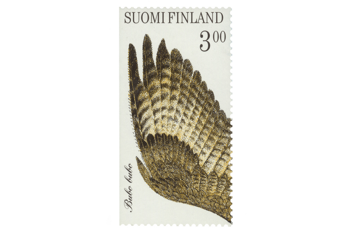 piirretty linnun siipi postimerkissä.