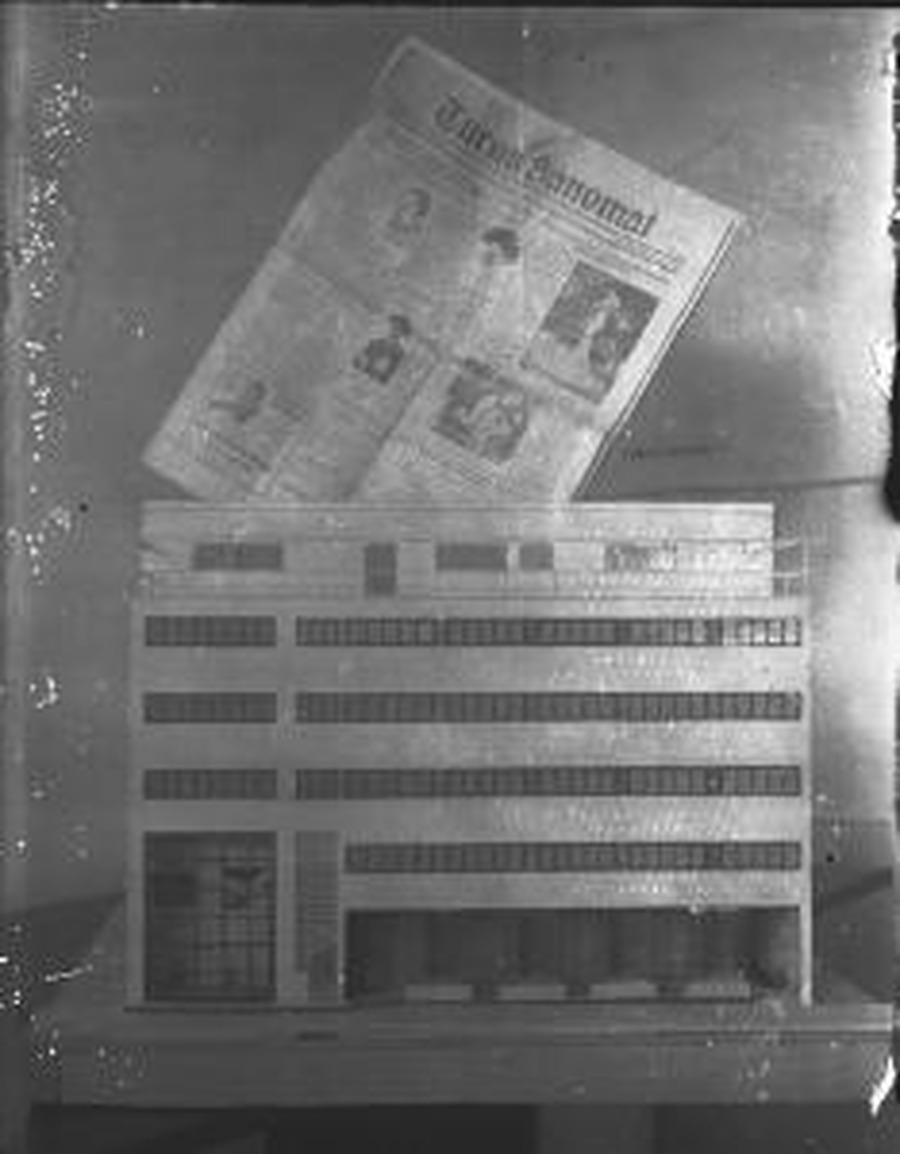 Turun sanomat. Pienoismalli ja lehti.