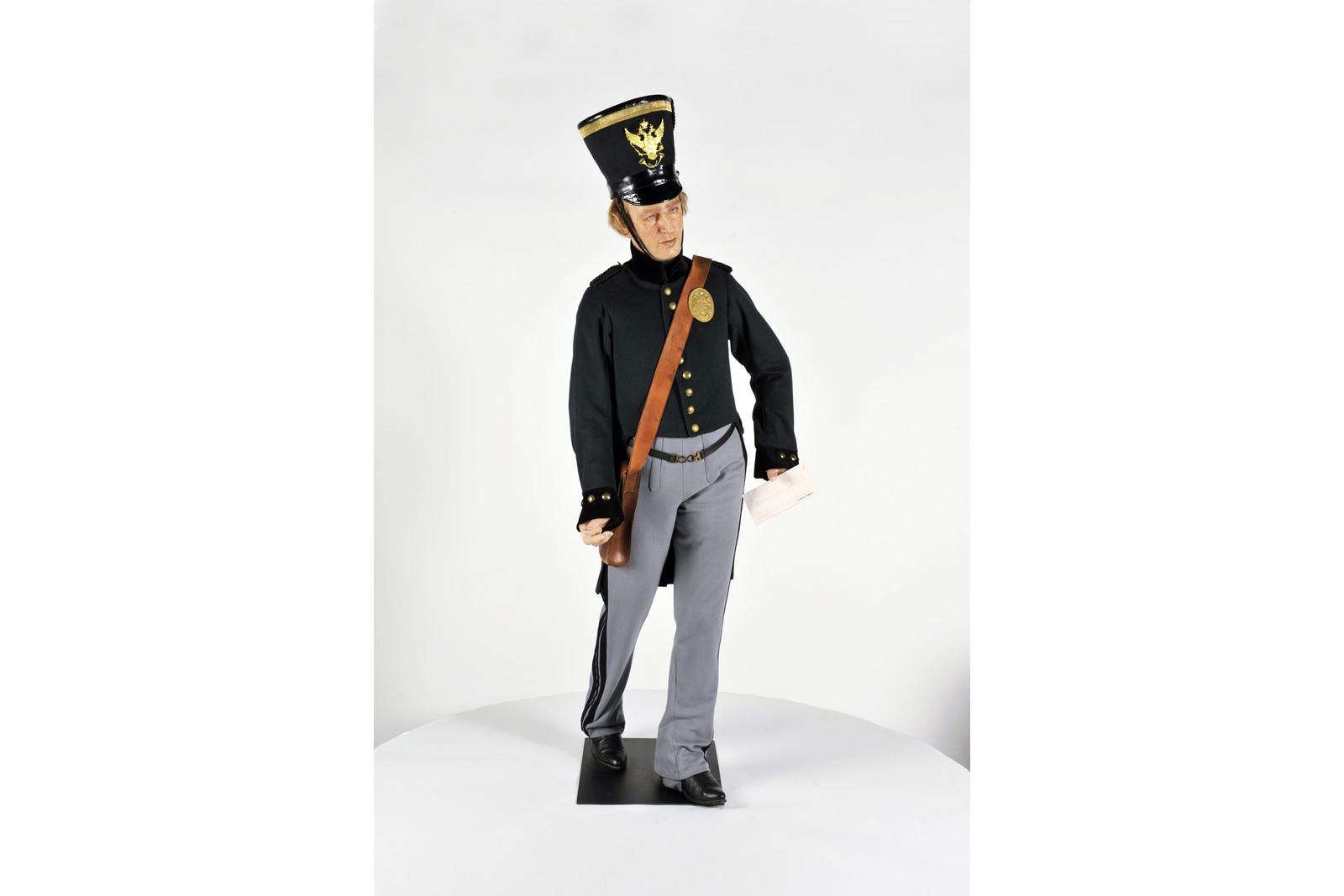 Postiljooni vuoden 1827 virkapuvussa (pukukopio). Puku muistutti sotilaan pukua.