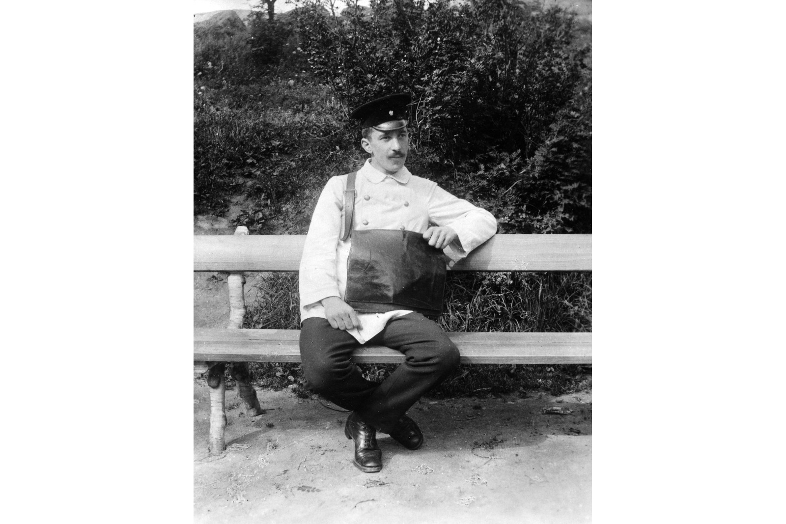 Uudet pukumääräykset annettiin vuonna 1904. Tummanvihreä verka säilyi perusvärinä. Päällystakki tehtiin tummanharmaasta verasta. Kesäaikana 15.5.–15.9. pidettiin valkoista takkia ja valkoista lakinpäällistä. Kaikilla virkamiehillä oli arkilakkina lipallinen verkalakki ja talvipäähineenä vuonannahkainen lakki.