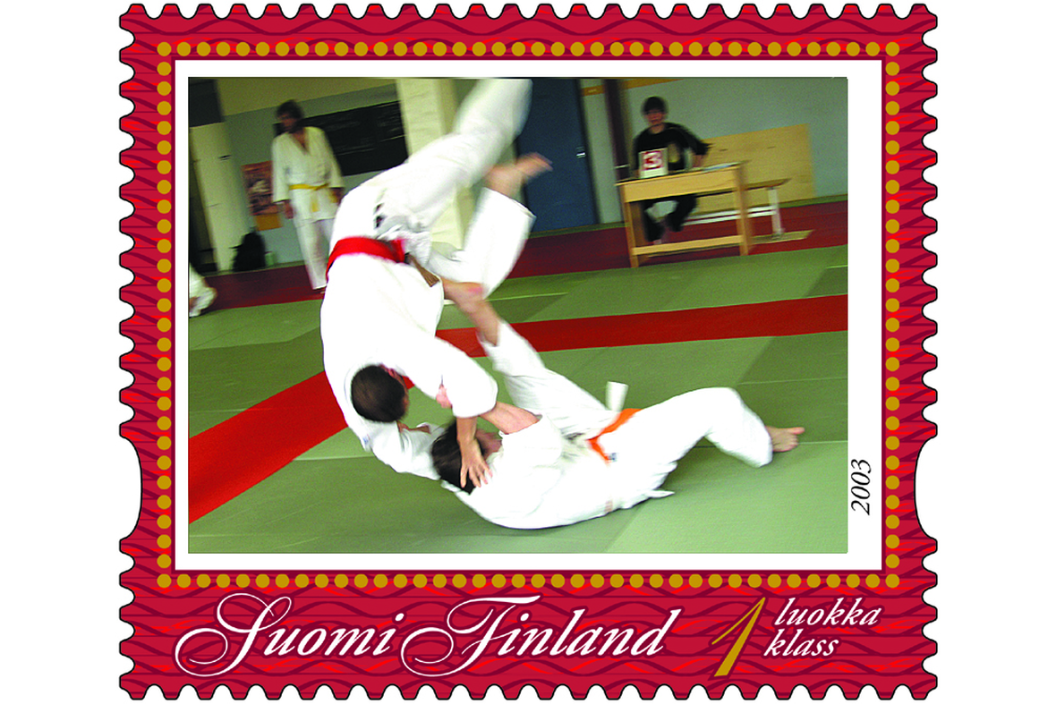 Postimerkin kuvassa judotilanne.