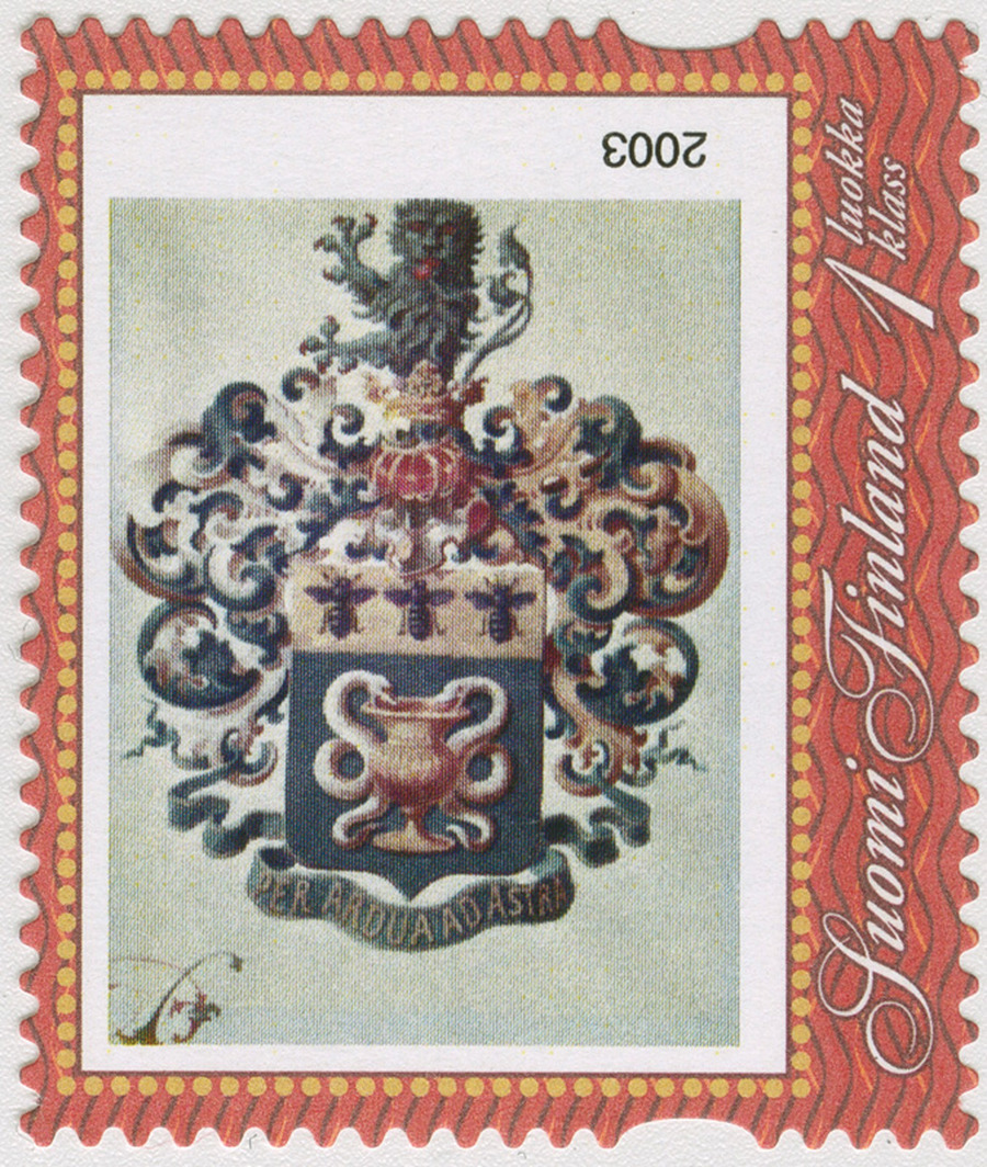 Sukuvaakuna postimerkissä. Vaakunassa leijona sekä useita muita heraldisia elementtejä, kuten kypärä, kilpi ja koristeelliset lehdet. Vaakunan alapuolella tekstinä Per Ardua Ad Astra.