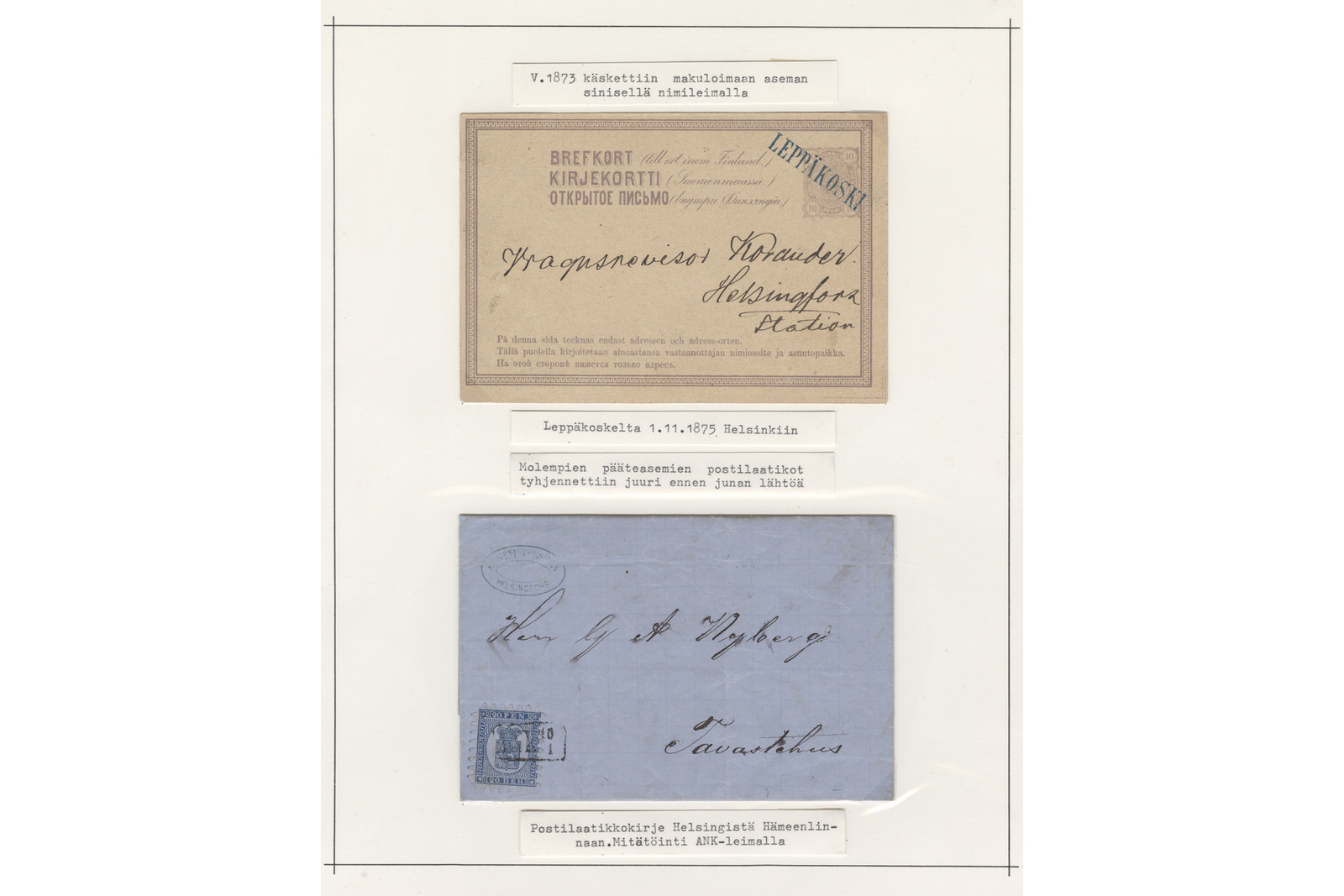 Filateelinen kokoelmasivu, jonka yläosassa on konekirjoitettu otsikko ”V. 1873 kuitattiin makuulaisen aseman sinisellä nimileimalla”. Otsikon alle on kiinnitetty vanha ruskehtava postikortti (Brefkort / Kirjekortti), joka on osoitettu käsinkirjoituksella Helsinkiin (Helsingfors Station). Kortin oikeassa yläkulmassa on vino, sininen ”Leppäkoski”-leima. Kortin alla olevassa selitelapussa lukee ”Leppäkoskelta 1.11.1873 Helsinkiin”.Sivun keskivaiheilla on seliteteksti ”Molempien pääteasemien postilaatikot tyhjennettiin juuri ennen junan lähtöä”. Sen alapuolella on vaaleansininen kirjekuori, joka on osoitettu kaunokirjoituksella Hämeenlinnaan (Tavastehus). Kuoren vasemmassa alakulmassa on postimerkki, jonka päällä on neliskulmainen ”Ank”-leima, ja yläkulmassa on soikea leima. Alimmaisessa selitelapussa lukee ”Postilaatikkokirje Helsingistä Hämeenlinnaan. Mitätöinti Ank-leimalla”.