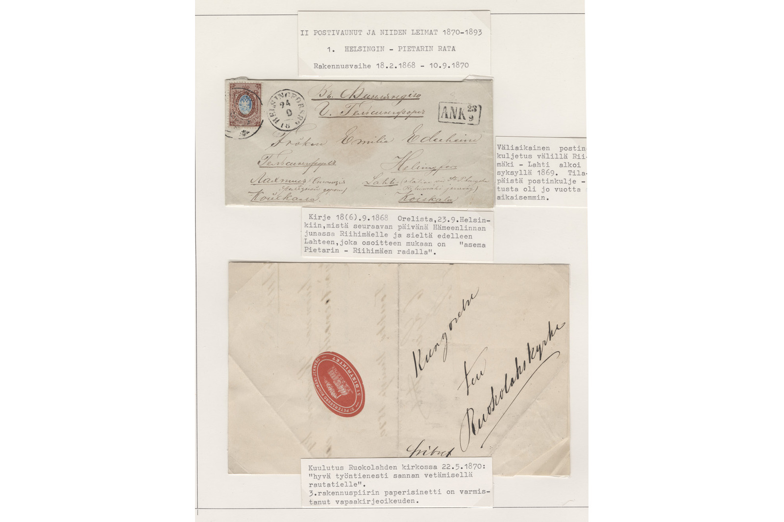 Filateelinen kokoelmasivu, jonka yläreunassa lukee otsikko ”Ii postivaunut ja niiden leimat 1870–1885” ja alaotsikko ”1. Helsingin – Pietarin rata” sekä teksti ”Rakennusvaihe 18.2.1868 – 10.9.1870”. Sivulle on kiinnitetty kaksi vanhaa kirjekuorta ja konekirjoitettuja selitetekstejä.Ylempi kirjekuori on osoitettu käsinkirjoituksella neiti Emilie Edelheimille Helsinkiin, ja siinä on postimerkki sekä leimoja, kuten pyöreä Helsinki-leima vuodelta 1868 ja suorakaiteen muotoinen ”Ank”-leima. Oikealla puolella on pystysuuntainen tekstilappu väliaikaisesta postinkuljetuksesta Riihimäki–Lahti-välillä. Kirjekuorien välissä olevassa selitelapussa eritellään kirjeen reitti Orelorista Helsingin kautta Riihimäelle ja edelleen Lahteen.