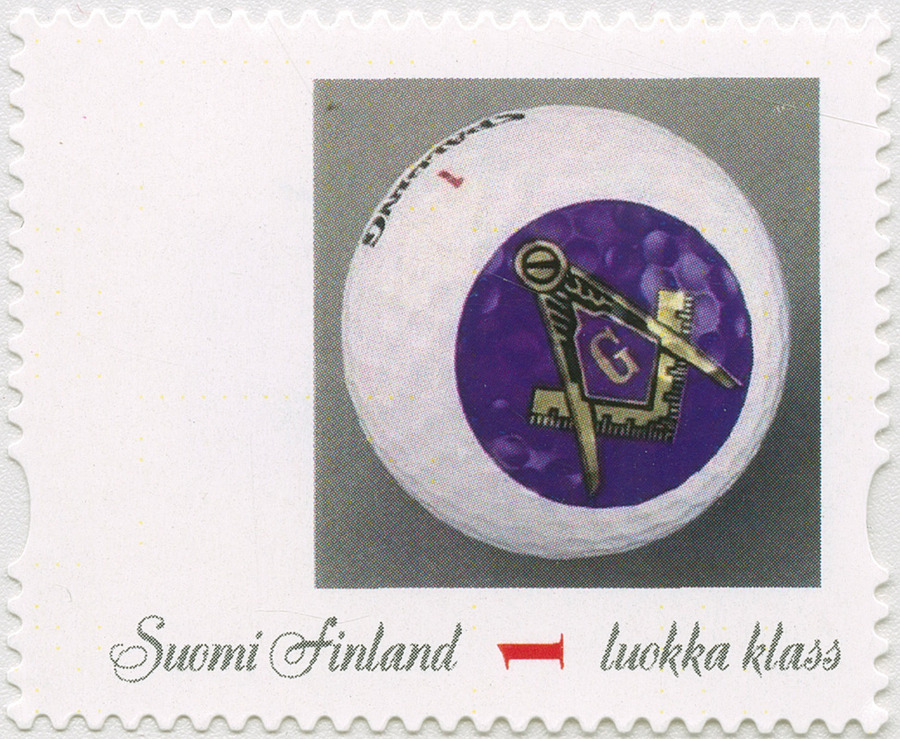 Omakuvapostimerkissä on kuvattuna golfpallon pinnalle rakennusinsinöörin työkalut suorakulma ja harppi, ja täydennettynä G-kirjaimella siitä tulee vapaamuurareiden tunnus.