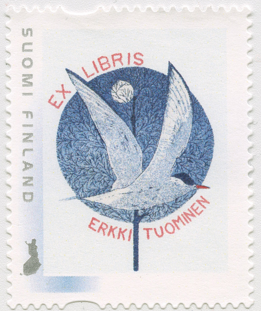 Omakuvapostimerkki, jossa Piirroskuvassa puu, kuu ja lokki sekä teksti Ex libris Erkki Tuominen.