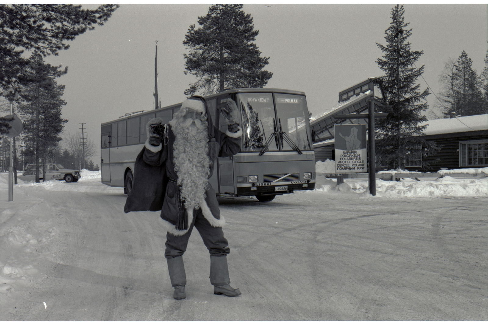 Volvo-merkkinen postilinja-auto ja joulupukki.