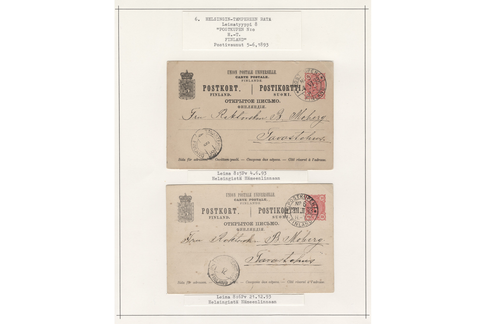 Filateelinen kokoelmasivu, jossa on kaksi rautatiepostina kuljetettua postikorttia 1800-luvun lopulta konekirjoitettuine seliteteksteineen. Ylemmässä kohteessa on vaalea postikortti painetuin tekstein, punaisella postimerkkipainatuksella sekä käsinkirjoitetulla osoitteella Hämeenlinnaan (Tavastehus), ja sen alla lukee tarkka seliteteksti: ”Leima 8:5Pv 4.6.93 Helsingistä Hämeenlinnaan”. Alemmassa kohteessa on samanlainen vaalea postikortti käsinkirjoitetulla osoitteella samalle vastaanottajalle Hämeenlinnaan, ja sen alla oleva seliteteksti kuuluu: ”Leima 8:6Pv 21.12.93 Helsingistä Hämeenlinnaan”. Sivun yläreunassa on otsikkolappu koskien Helsingin-Tampereen rataa, leimatyyppiä 8 sekä postivaunuja 5–6 vuonna 1893.