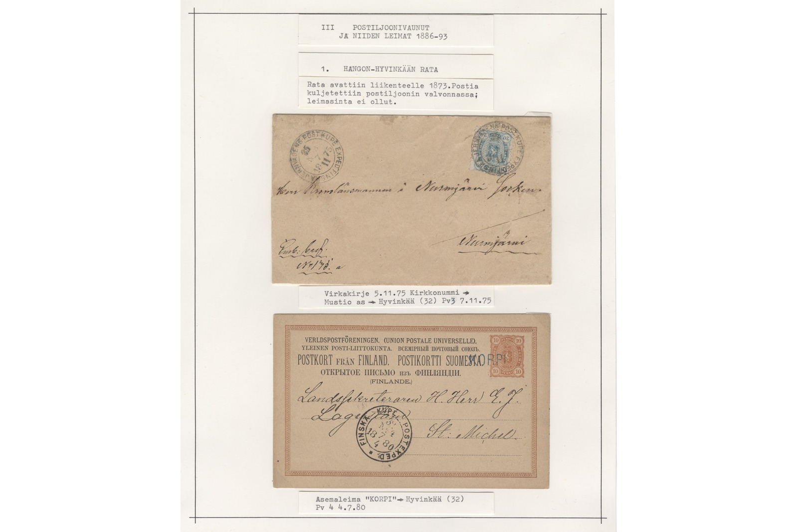 Filateelinen kokoelmasivu, jossa on kaksi rautatiepostina kuljetettua lähetystä 1800-luvun lopulta konekirjoitettuine seliteteksteineen. Ylemmässä kohteessa on kellertävä kirjekuori sinisellä postimerkillä, pyöreillä leimoilla sekä käsinkirjoitetulla osoitteella Kirkkonummelle, ja sen alla lukee tarkka seliteteksti: ”Virkakirje 5.11.75 Kirkkonummi -> Mustio as -> Hyvinkää (32) Pv3 7.11.75”. Alemmassa kohteessa on ruskeareunainen postikortti painetuin tekstein, punaisella postimerkkipainatuksella, pyöreällä leimalla sekä käsinkirjoitetulla osoitteella Mikkeliin (St. Michel), ja sen alla oleva seliteteksti kuuluu: ”Asemaleima ”KUPPI” -> Hyvinkää (32) Pv 4 4.7.80”. Sivun yläreunassa on otsikkolappuja koskien postiljoonivaunuja ja niiden leimoja vuosina 1886–93 sekä Hangon-Hyvinkään rataa.