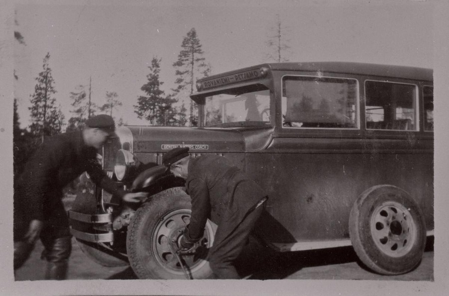sisällön kuvaus: Rengastöitä Vuotsossa, Rovaniemi-Petsamo -linjan postilinja-autoa huollotaan.