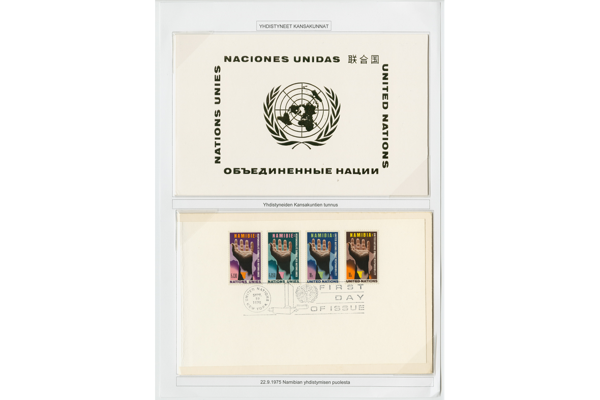 Postimerkkikokoelma sivu, missä on YK:n tunnus neljän postimerkin sarja ensipäivän leimalla Namibian yhdistymisen puolesta vuodelta 1975.