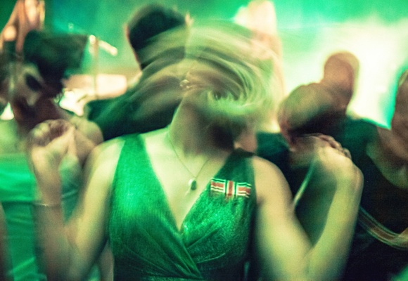 ihminen liikkeessä tanssilattialla.