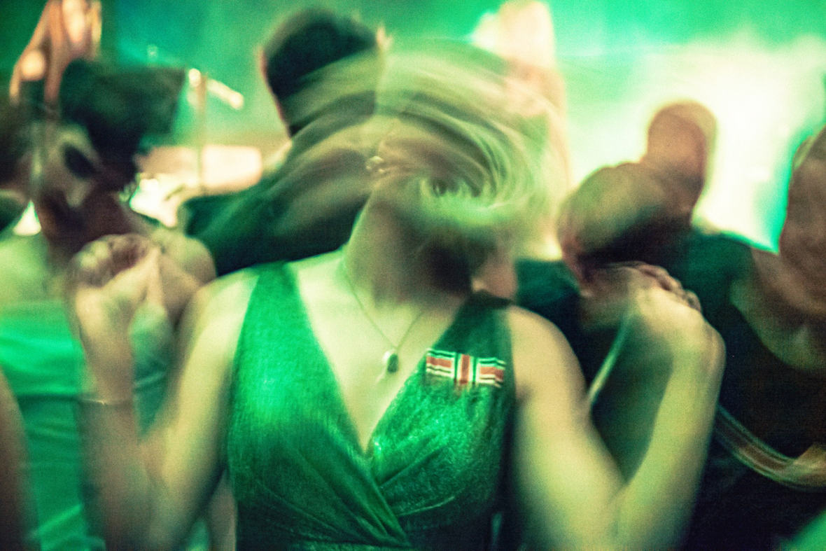 ihminen liikkeessä tanssilattialla.