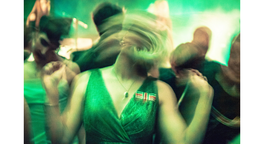 ihminen liikkeessä tanssilattialla.