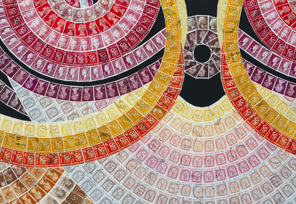 paljon erivärisiä postimerkkejä muodostaen kuvion.