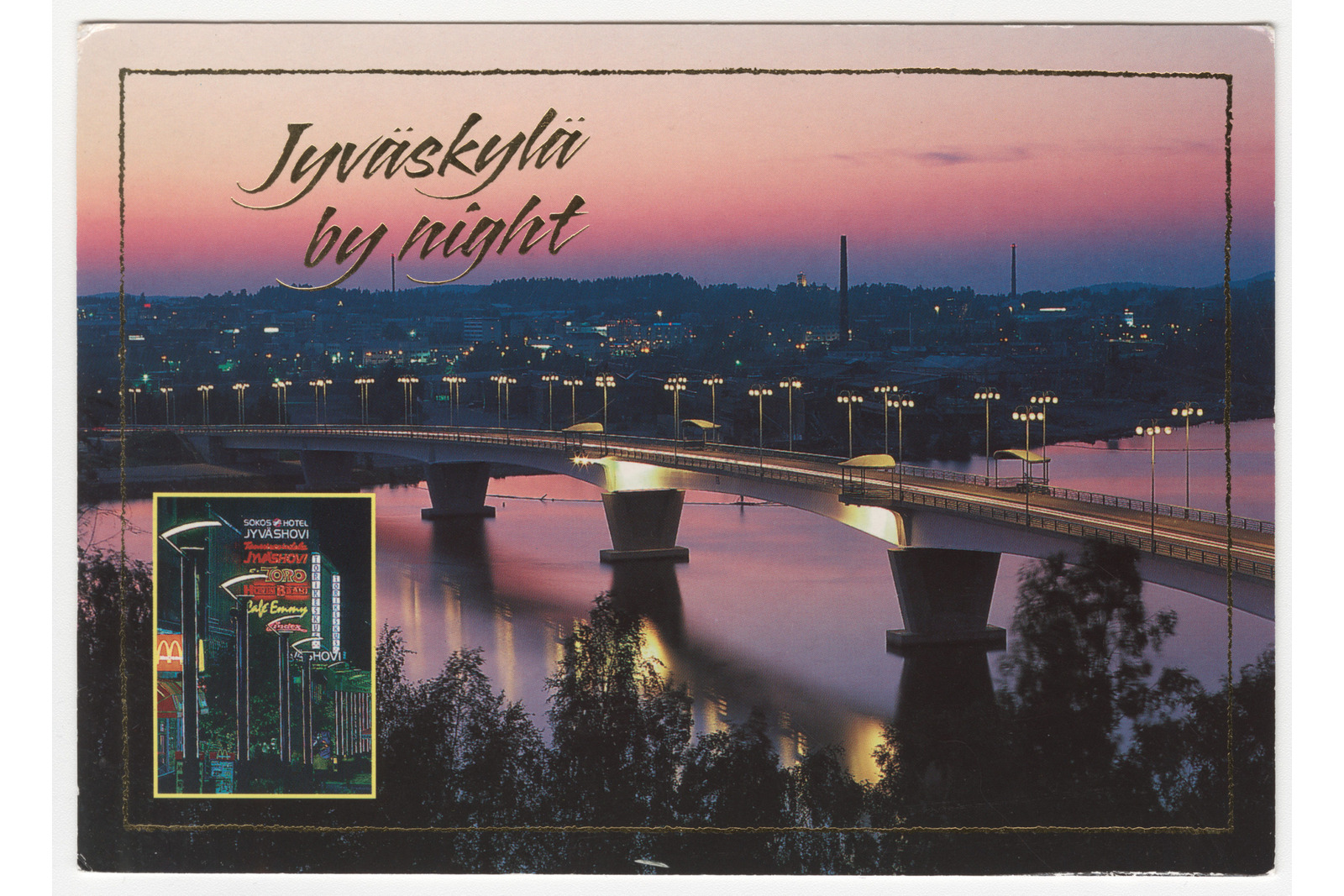 Kesäinen yömaisema järven ylitse menevästä sillasta, alakulmassa yökuvan hotelin ulkopuolelta.