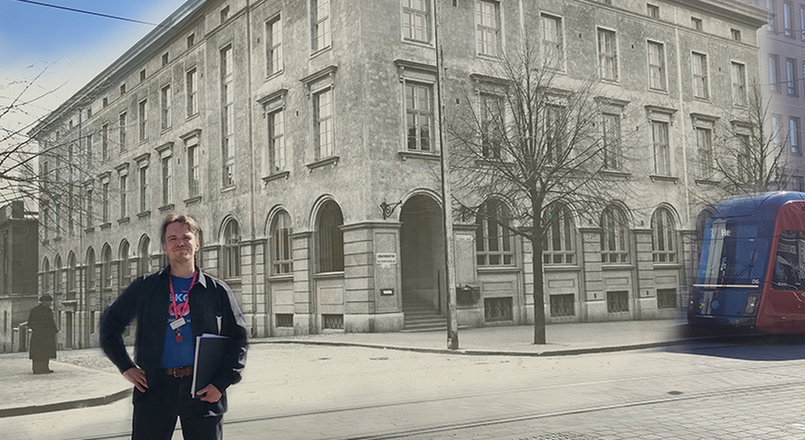 Tampereen vanha postikonttori liitettynä nykyajan katukuvaan. Edessä opas ja taustalla ratikka.