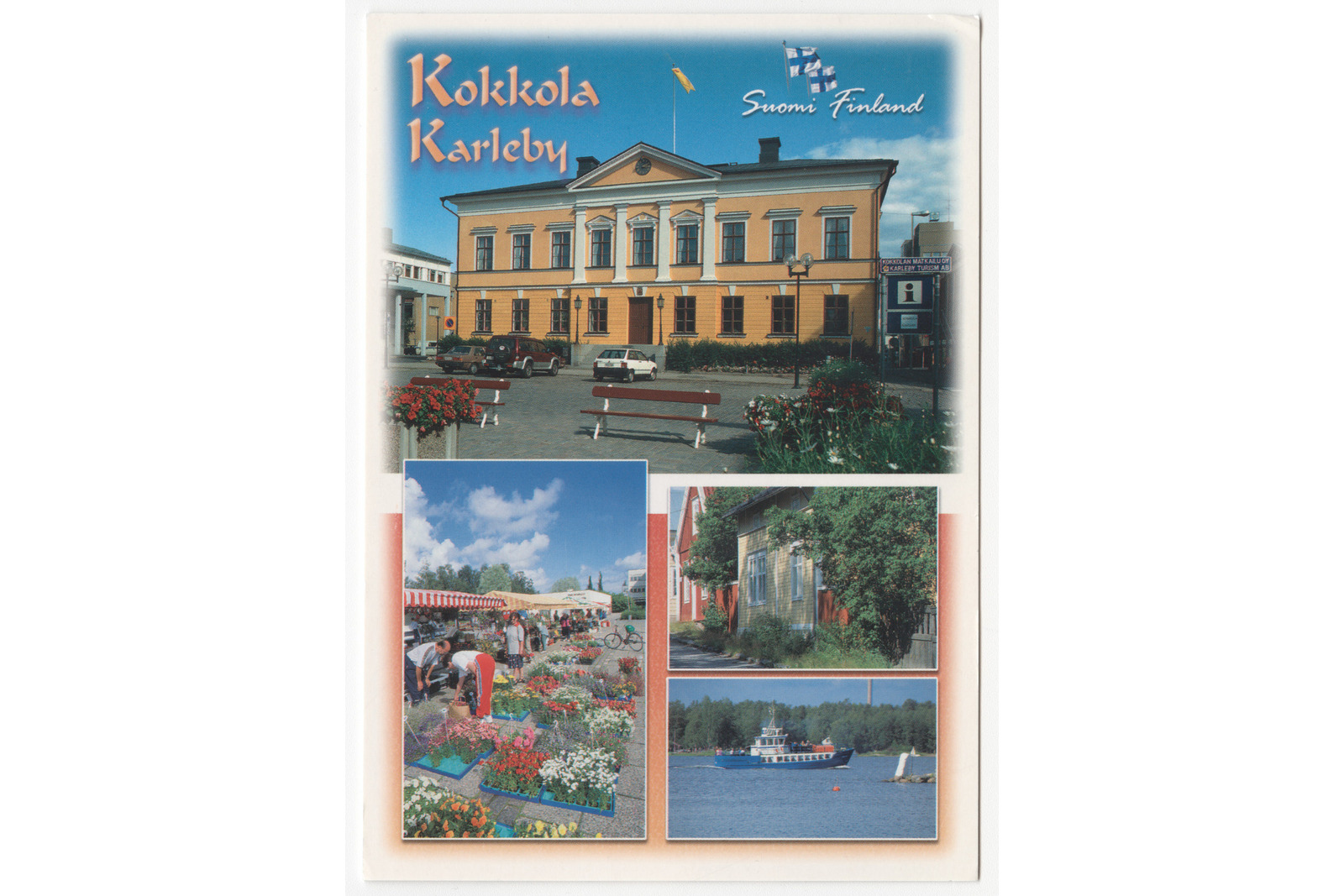Pystymallinen postikortti, jossa on ylhäällä kuva keltaisesta isosta rakennuksesta, alhaalla torista, puutaloista ja merimaisemasta, ylhäällä tekstinä Kokkola Karleby, Suomi Finland.