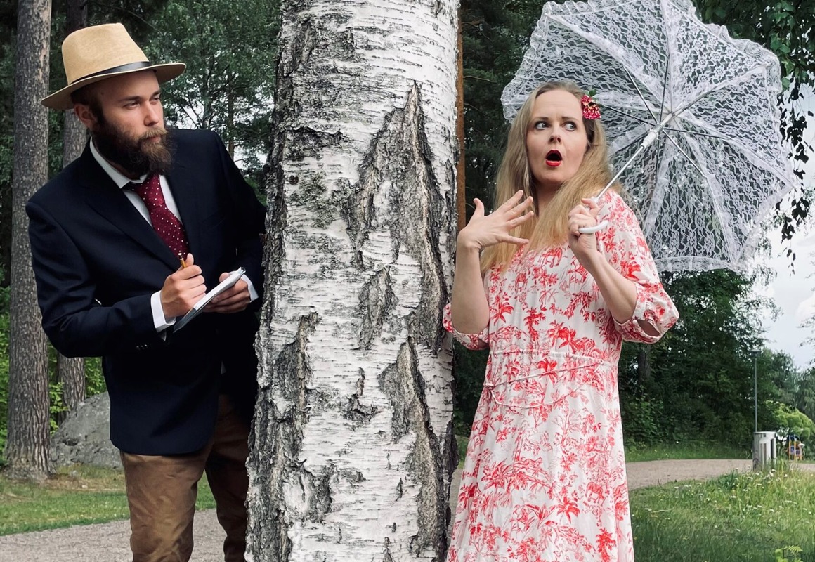 Koivun molemmin puolin hienoihin vaatteisiin pukeutuneet nainen ja mies.