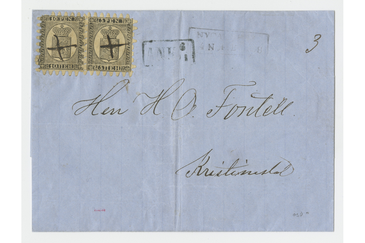 Kirjekuori, jossa kaksi postimerkkiä ja käsinkirjoitettu osoite.