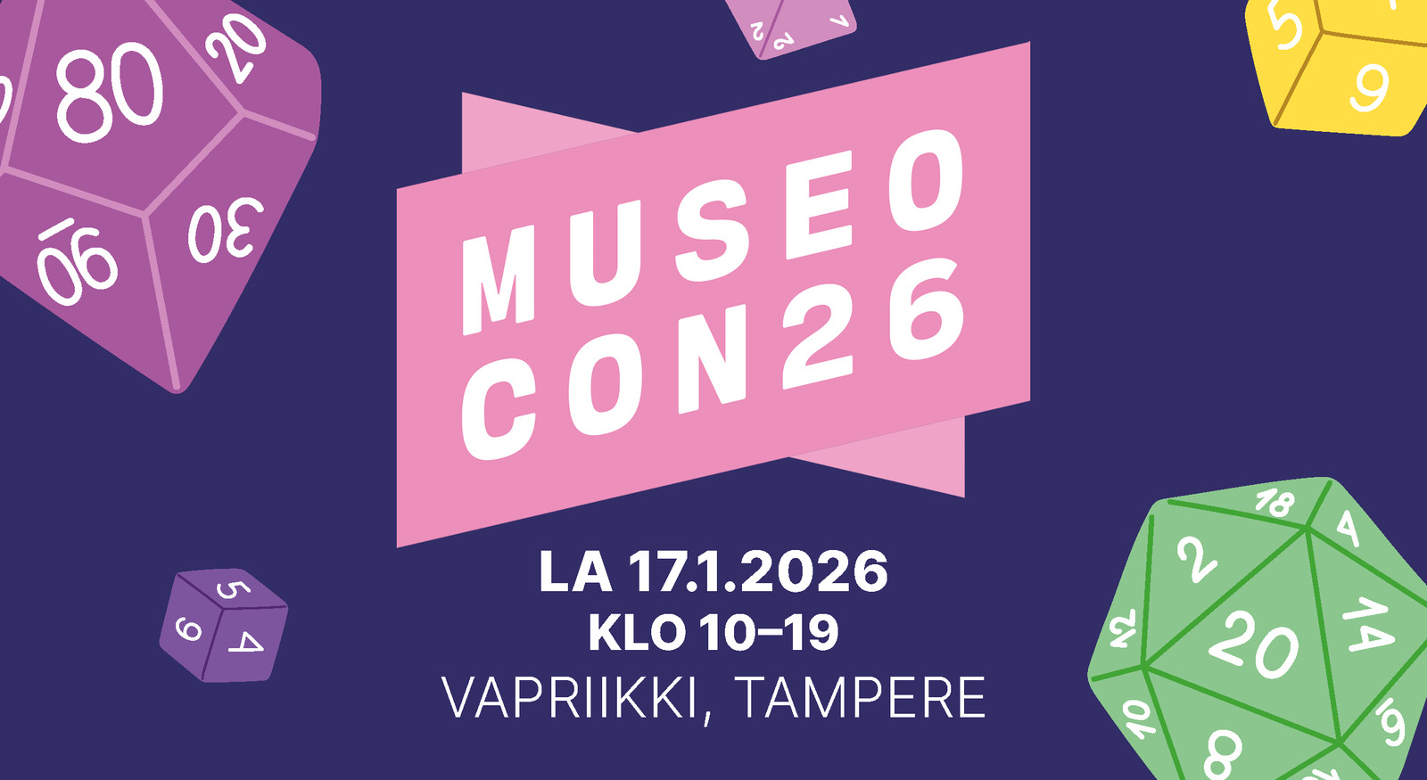 Museocon 2026 -tapahtuman mainosbanneri tummansinisellä taustalla. keskellä on suuri, vaaleanpunainen nuolikylttiä muistuttava graafinen muoto, jonka sisällä lukee valkoisilla kirjaimilla ”Museocon26”. kyltin alapuolella on valkoinen teksti: ”la 17.1.2026 / klo 10–19 / Vapriikki, Tampere”. Bannerin kulmiin on sijoitettu piirrettyjä, erivärisiä monisivuisia roolipelinoppia: Vasemmassa yläkulmassa on suuri liila kymmensivuinen noppa, oikeassa alakulmassa vihreä kaksikymmensivuinen noppa, ja muissa kulmissa pienempiä keltaisia ja violetteja noppia.