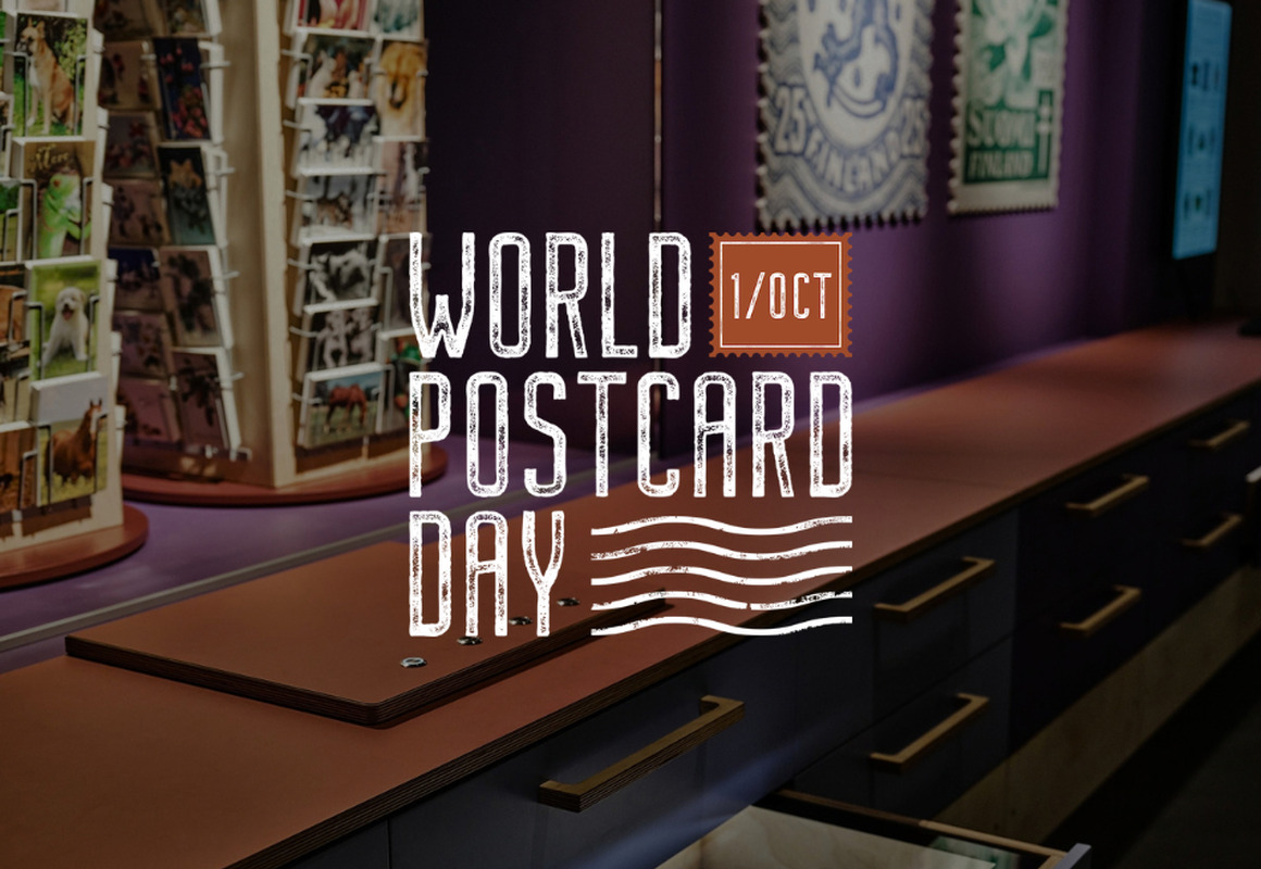 Taustalla tummennettuna näyttely, jossa näkyy postikortteja ja postimerkkejä, etualalla kuvan päällä logo jossa lukee World postcard day.