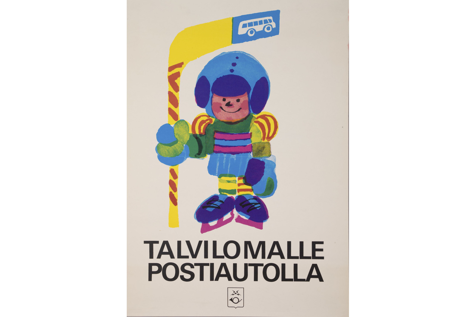 Julisteessa lapsi värikkäissä jääkiekkovarusteissa bussipysäkillä, alla teksti Talvilomalle postiautolla ja 1972 voimassa ollut Postin logo.