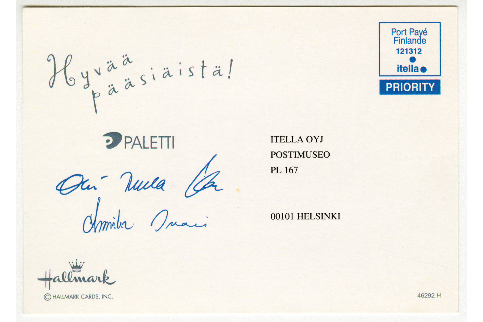 Vaakamallisen postikortin taustapuoli, jossa on Hyvää pääsiäistä -teksti, paletin logo sekä viisi eri allekirjoitusta. Postikortti on osoitettu Itella OYJ Postimuseo PL 167 Helsinki