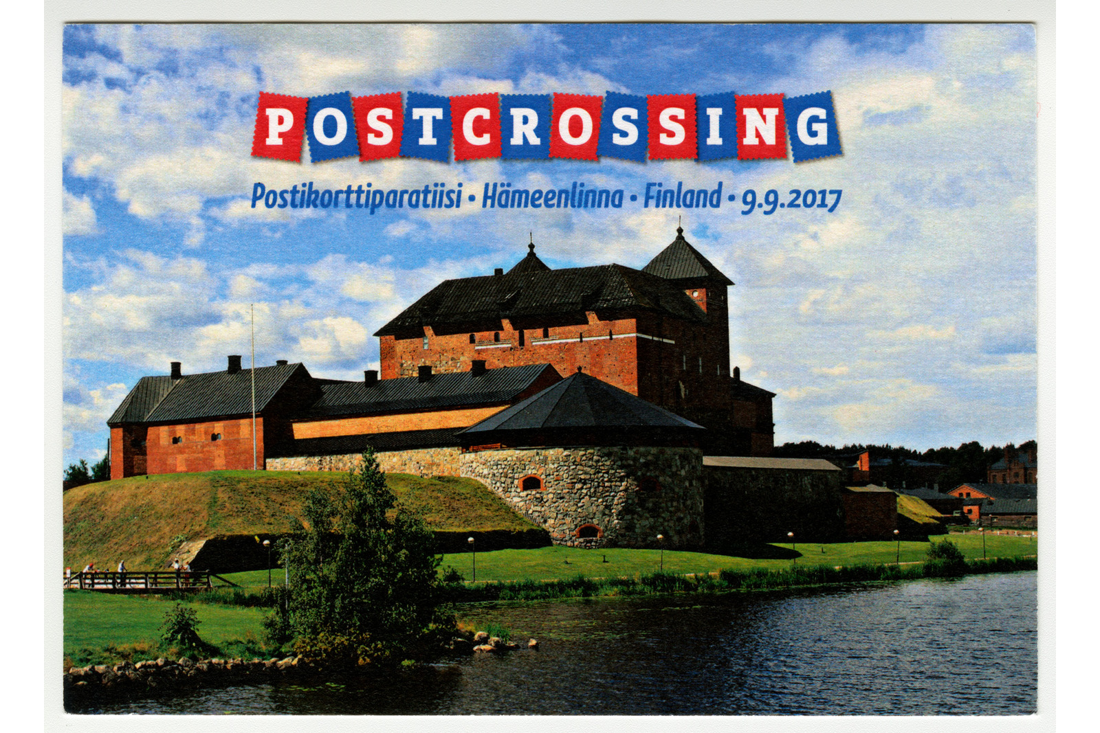 Vaakamallinen postikortti, jossa ylhäällä teksti Postcrossing Postikorttiparatiisi Hämeenlinna Finland 9.92017. Kortissa Hämeen linna kuvattuna kesäaikaan.