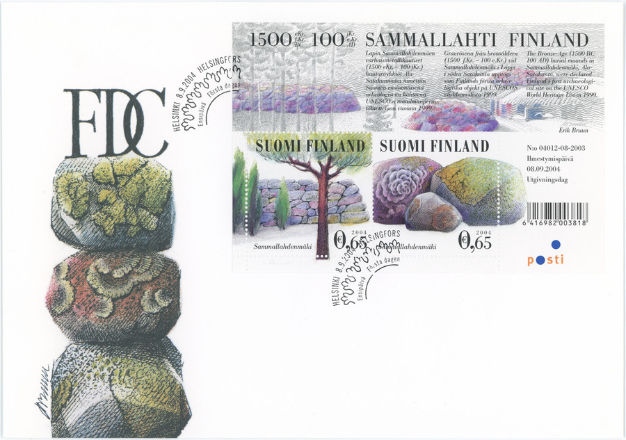 Kirjekuori, johon on liimattu postimerkkiarkki ja painettu puolikaaren muotoinen, koristeellinen postileima. Kuoren vasemmassa reunassa on piirrettynä sammaloituneita kiviä.