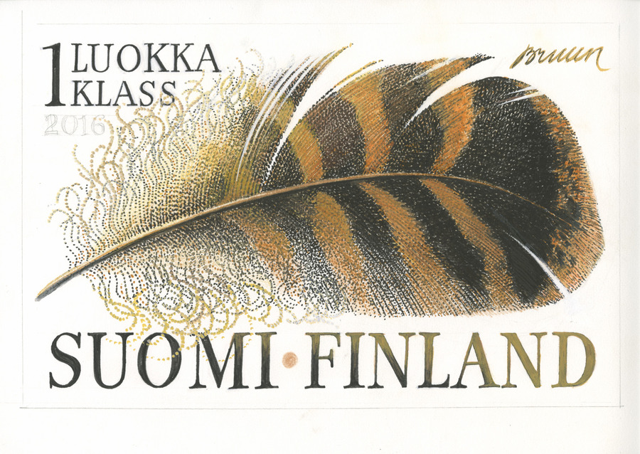 Piirustus, jossa on yksi musta-ruskearaitainen linnun sulka ja teksti Suomi-Finland.