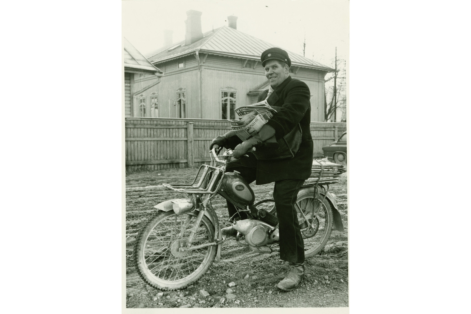 Jakaja liikenteessä mopolla vuonna 1955.