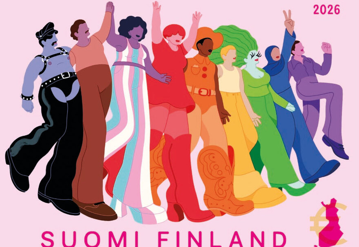 värikkäitä ihmisiä kulkueessa