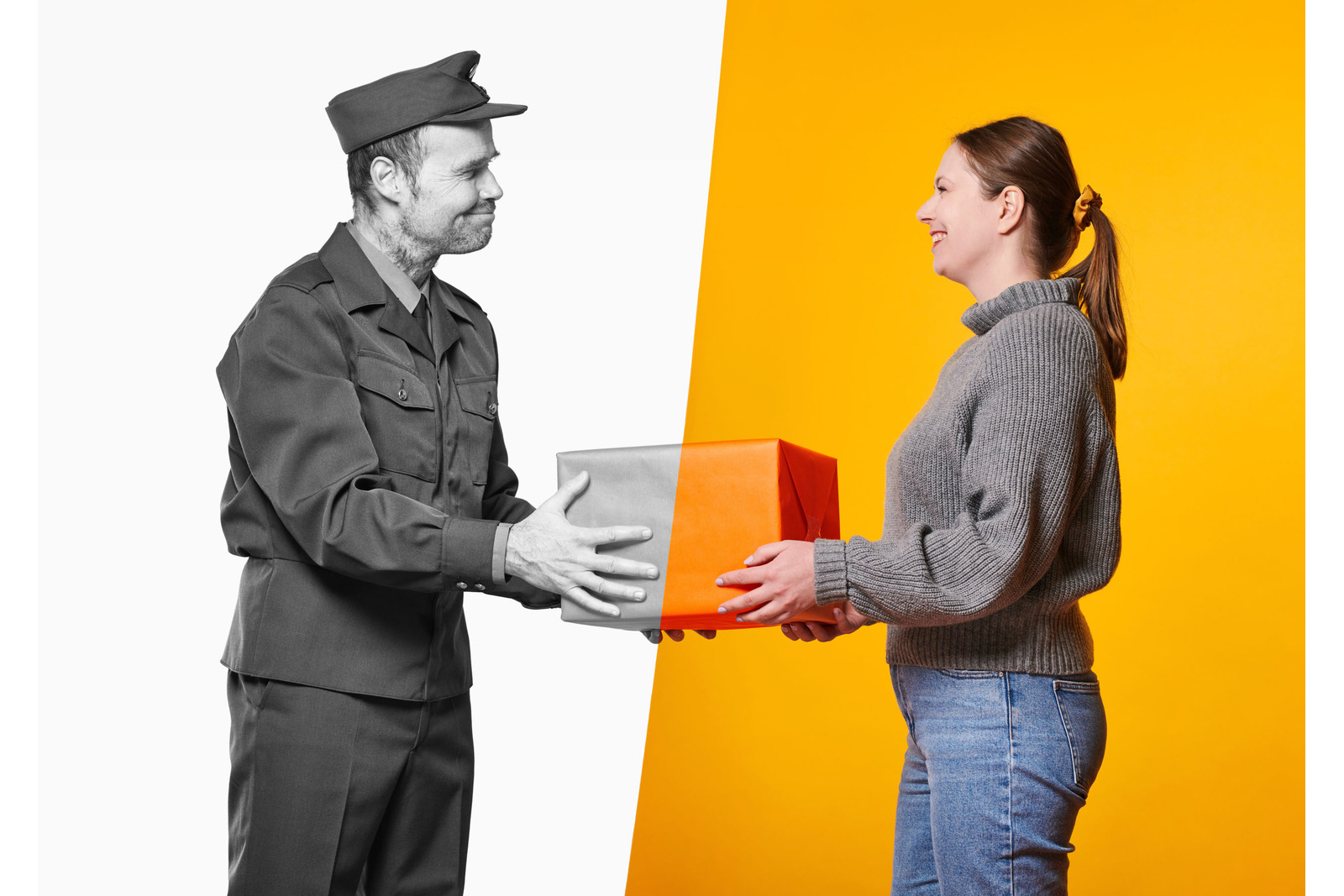 Vanhan ajan postinjakaja ojentaa mustavalkoisesta kuvaosuudesta paketin nuorelle naiselle nykyaikaan värilliseen kuvapuoleen.