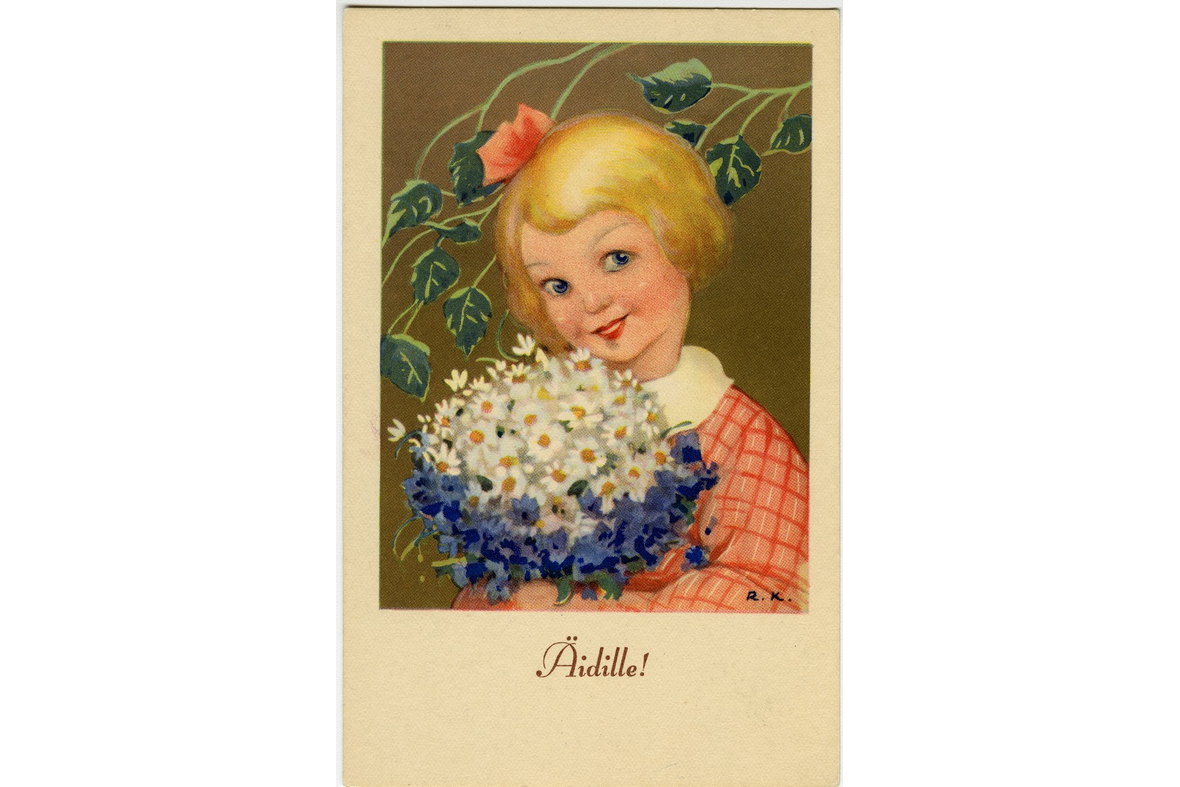 Pystymallinen postikortti, jonka yläosassa ruutupunamekkoinen, vaaleahiuksinen, hymyilevä tyttö on kukkakimpun kanssa, Kukkakimpussa on päivänkakkaroita ja sinivuokkoja. Alla painettuna kaunolla teksti Äidille!.
