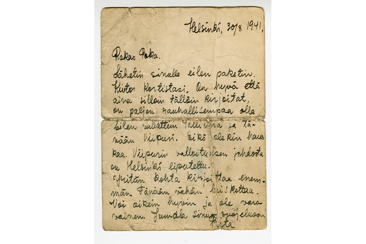 Pystymallinen postikortti, jossa käsinkirjoitettua tekstiä, päivätty Helsinki 30.8.1941. Kortissa mainitaan Viipurin valloitus kyseisenä päivä ja: "Helsinki liputettu".