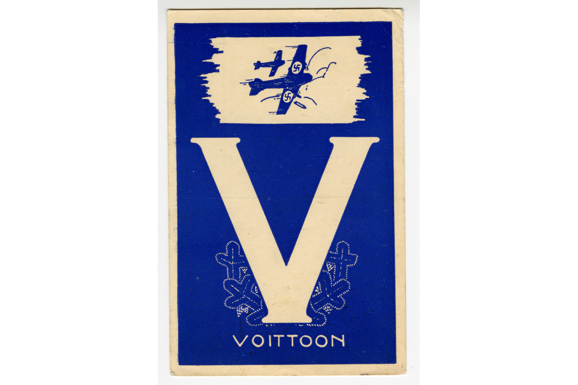 Pystymallinen postikortti, jossa on sinisellä pohjalla valkoinen V ja teksti Voittoon. Yläpuolella on valkoisessa osassa kaksi sinistä lentokonetta, joista lähempi pudottaa pommeja, ja siinä on hakaristit siivissä.