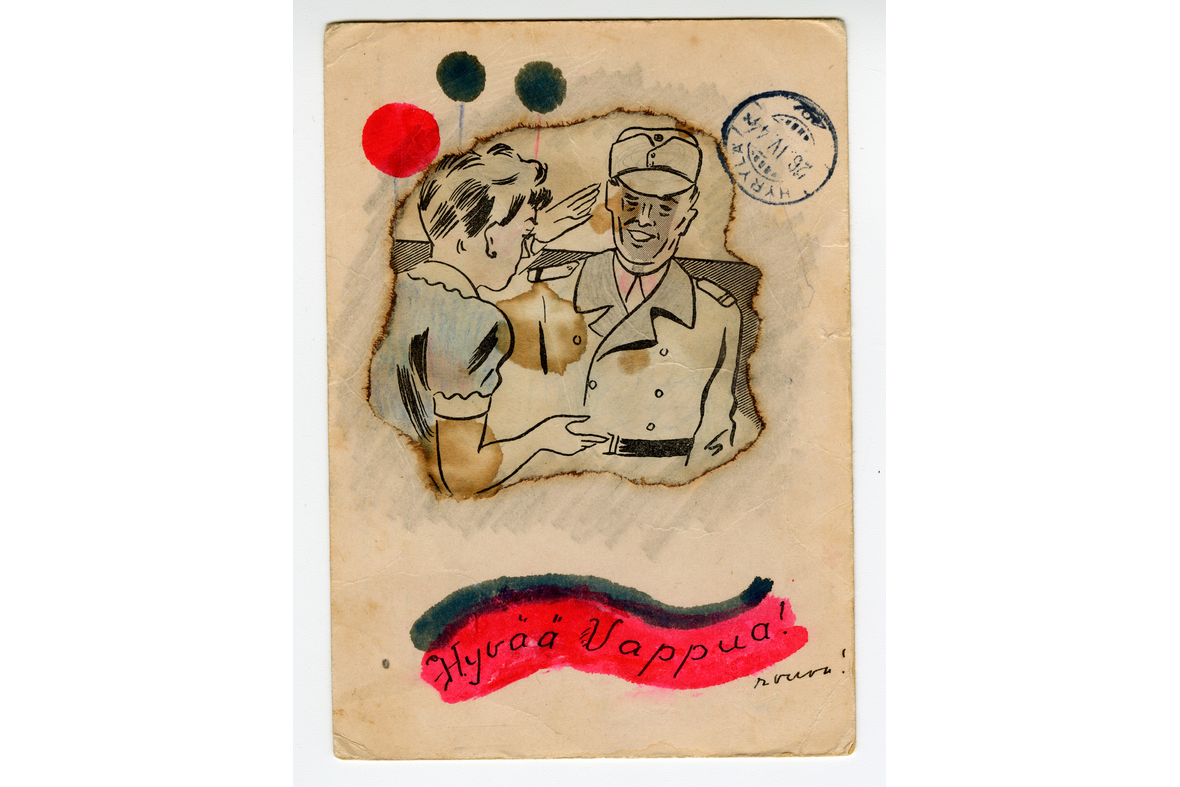 Pystymallinen postikortti, jossa on poltettu reunainen piirroskuva kättä lippaan laittavasta sotilaasta ja kättään ojentavasta naisesta sekä alapuolella tekstinä käsinkirjoitettu Hyvää Vappua! -toivotus. Postileimana on Hyrylän postileima 26.4.44.