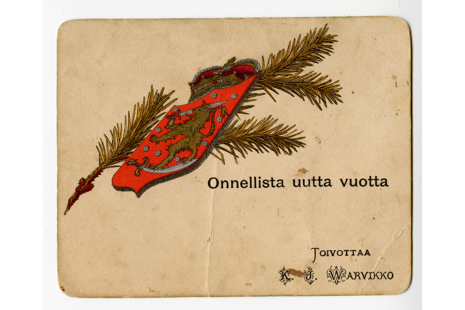 Vaakasuuntainen postikortti, jossa on vaalealla taustalla Suomen vaakuna ja havunoksia. Kortin vasemmassa yläosassa on punainen, vinossa oleva Suomen vaakunakilpi kultaisine leijonineen, ja sen taustalta työntyy esiin kaksi kuivunutta havunoksaa. Vaakunan oikealla puolella on painettu teksti: "Onnellista uutta vuotta". Kortin oikeassa alareunassa on lisäksi käsin tai koristeellisin kirjaimin tehty merkintä: "Toivottaa K. J. Warvikko".
