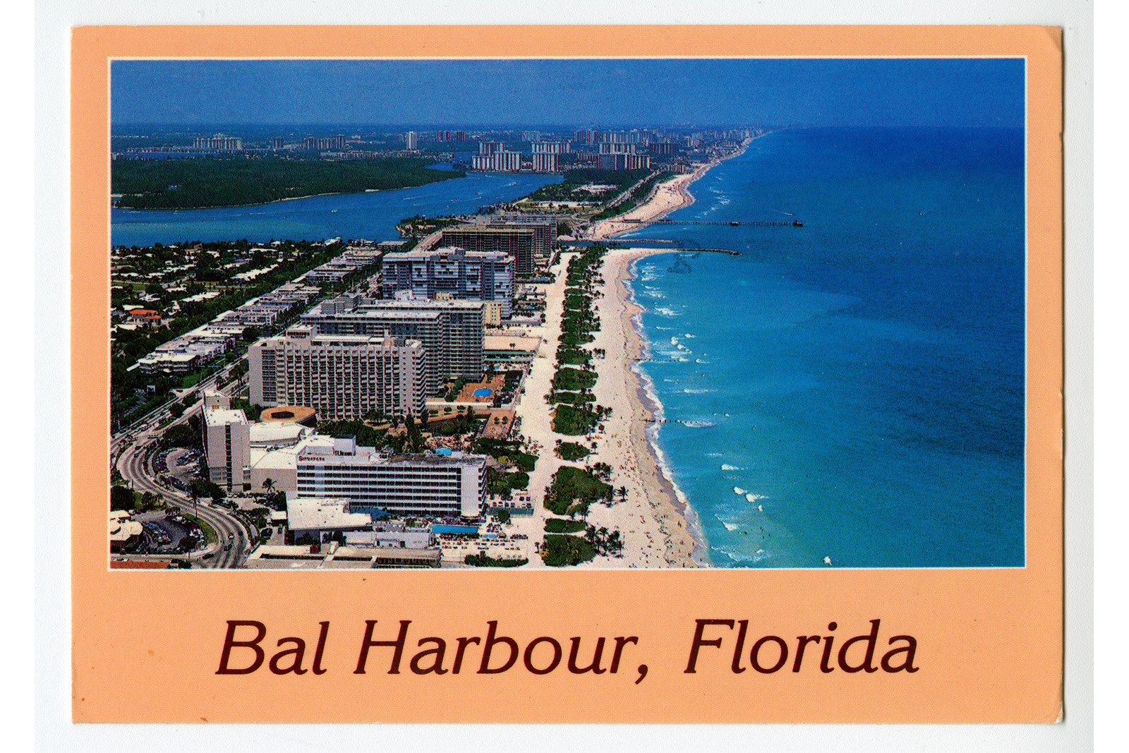 Vaakatasoinen postikortti, jossa on valokuva merenrantakaupungista. Tekstinä haalean oranssilla pohjalla Bal Harbour, Florida