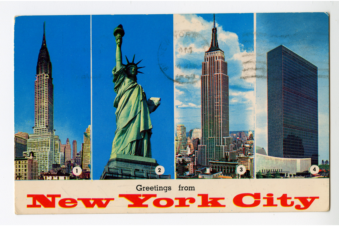 Vaakamallinen postikortti, jossa alapuolella teksti Greetings from New York City. Tekstin yläpuolella on neljä pystymallista valokuvaa: Chrysler Building, Vapaudenpatsas, Empire State Building ja pilvenpiirtäjä.
