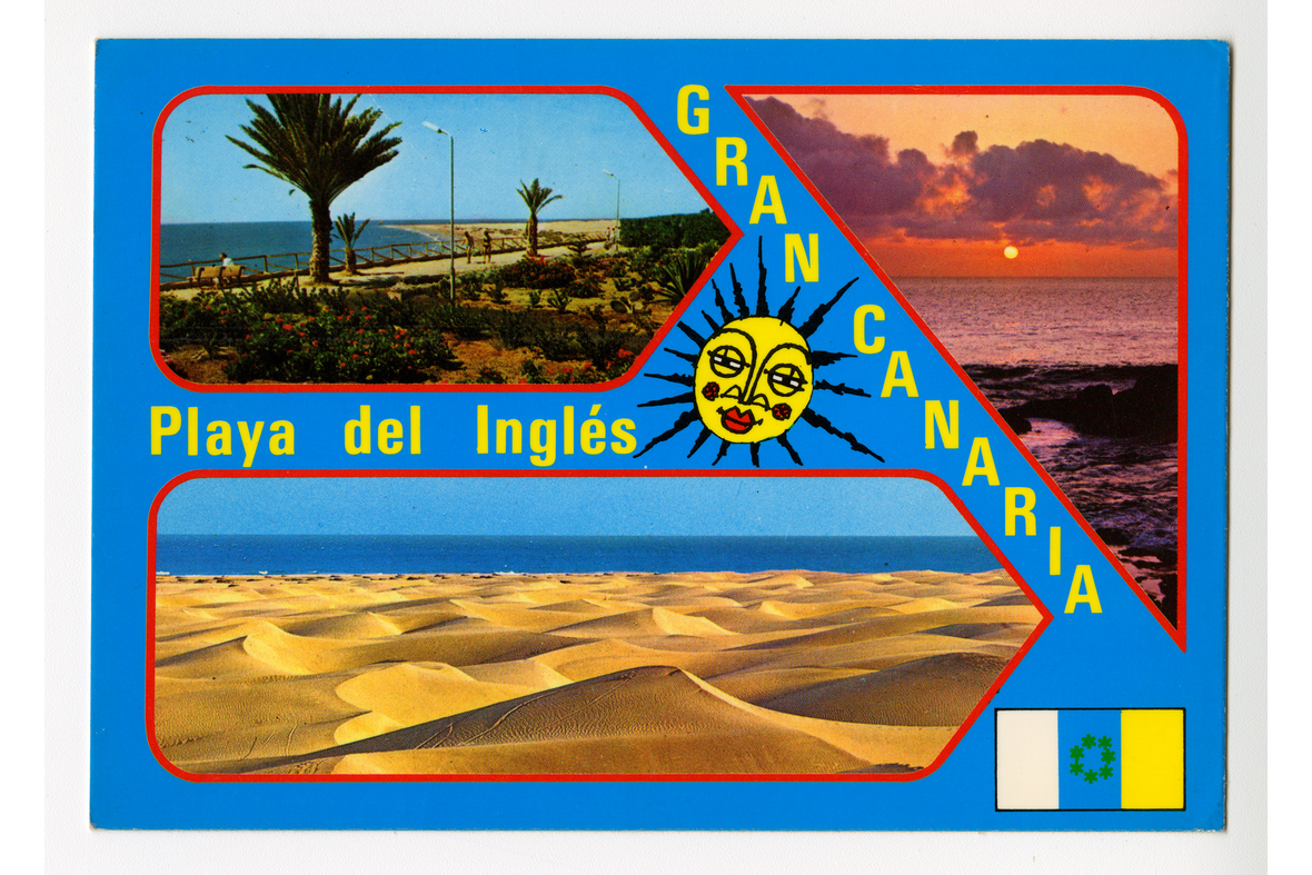 Vaakatasoinen postikortti, jossa on sinisellä pohjalla kolme maisema kuvaa merestä, hiekkarannasta ja palmupuista. Tekstinä keltaisella Playa del Inglés Gran Canaria sekä piirretty kasvoilla oleva aurinko. Oikealla alakulmassa on Kanarian saarten lippu