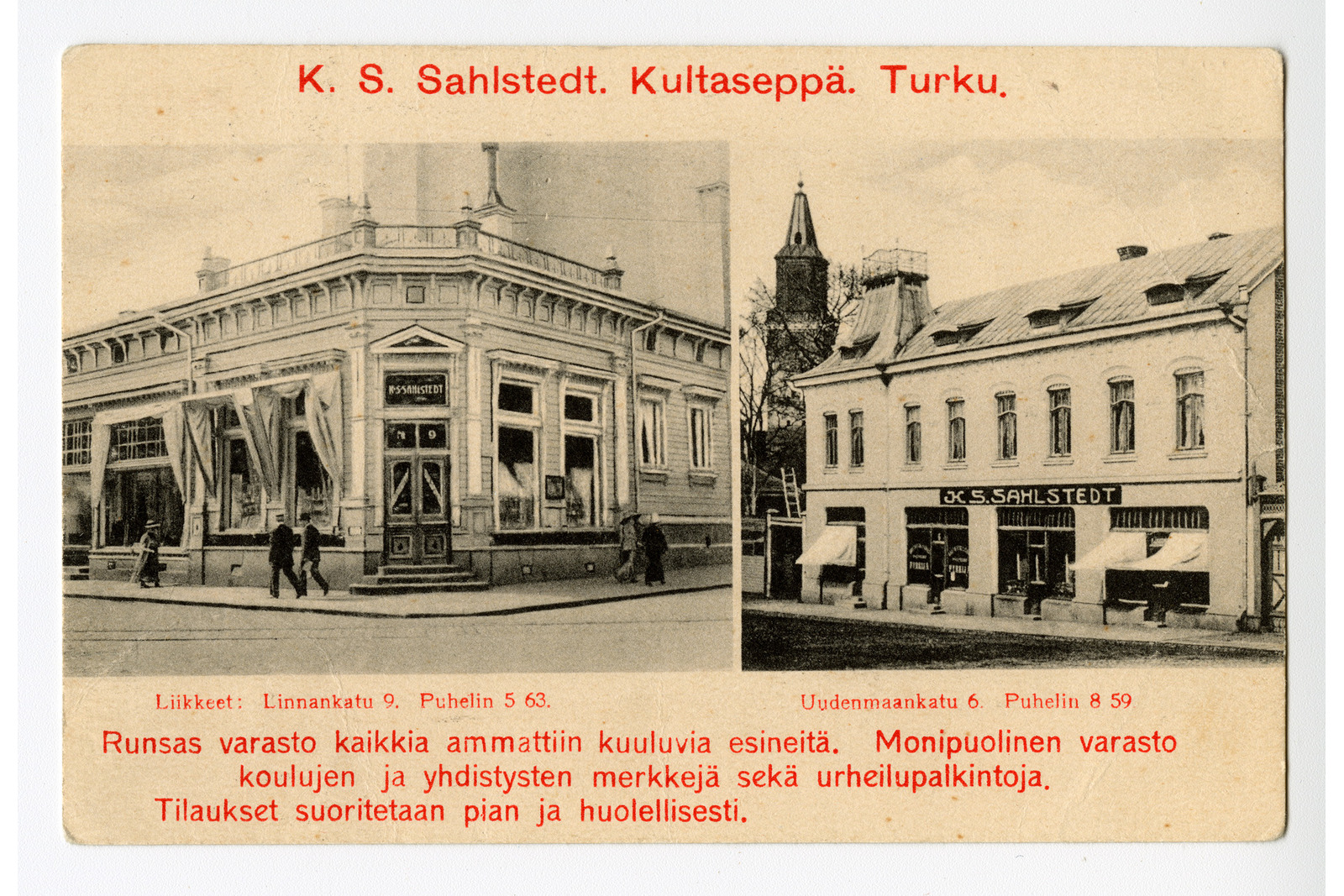 Vaakasuuntainen valokuvapostikortti, joka esittelee kahta liikerakennusta Turussa. Kortti on jaettu kahteen rinnakkaiseen mustavalkoiseen kuvaan, joiden ylä- ja alapuolella on vaaleat marginaalit punaisella painotekstillä. Ylämarginaaliin on painettu teksti "K. S. Sahlstedt. Kultaseppä. Turku." Vasemmanpuoleisessa kuvassa näkyy kulmarakennus jalkakäytävineen, jonka ovikyltissä lukee "Sahlstedt" ja kadulla liikkuu muutamia jalankulkijoita, ja kuvan alla on teksti "Liikkeet: Linnankatu 9. Puhelin 5 63." Oikeanpuoleisessa kuvassa esitetään kaksikerroksinen liikerakennus, jonka julkisivussa ikkunoiden yläpuolella on kyltti "K. S. Sahlstedt" ja taustalla häämöttää kirkontorni, ja tämän kuvan alta löytyy teksti "Uudenmaankatu 6. Puhelin 8 59." Alamarginaalissa on kolmerivinen mainosteksti "Runsas varasto kaikkia ammattiin kuuluvia esineitä. Monipuolinen varasto koulujen ja yhdistysten merkkejä sekä urheilupalkintoja. Tilaukset suoritetaan pian ja huolellisesti."